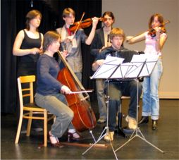 Het ad hoc Via della Chiesa-ensemble bij de generale repetitie voor de voorstelling van 'Fungi' op de Open Podiumdag van 21 april in de Tilburgse Dansacademie