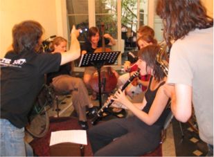 De repetitie op de gang voor de herneming van 'Fungi' in theater De Vorst